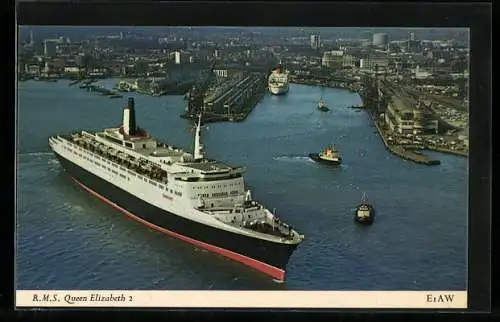 AK Passagierschiff RMS Queen Elizabeth 2 vor einer Stadt