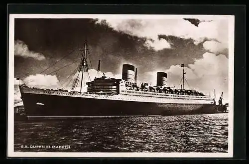 AK Kriegsschiff SS Queen Elizabeth im Hafen