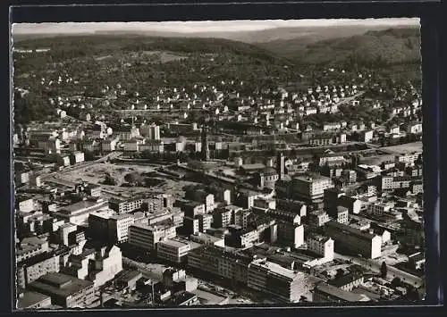 AK Pforzheim /Schwarzwald, Teilansicht gegen die Hügellandschaft, Fliegeraufnahme