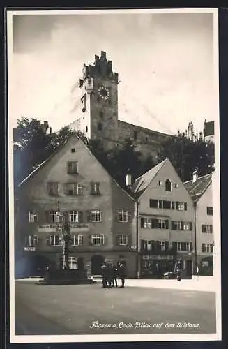 AK Füssen, Ortspartie mit Brunnen und Blick auf das Schloss