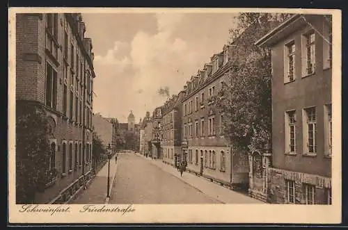 AK Schweinfurt, Friedenstrasse mit altem Portal und Turmblick