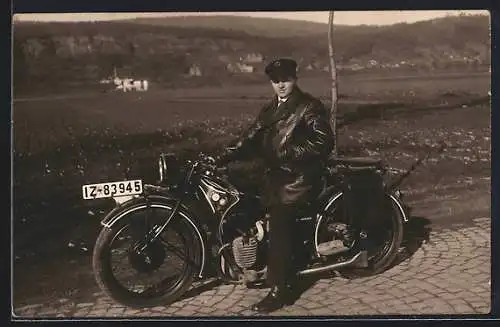 AK Fahrer auf seinem Motorrad BMW-R62 mit dem Kennzeichen IZ-83945 (Rheinprovinz)