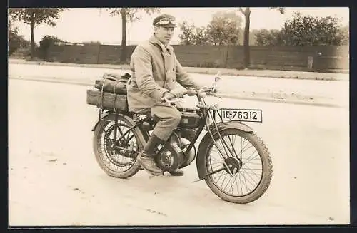 AK Fahrer auf seinem DKW-Motorrad mit dem Kennzeichen IE-76312 (Brandenburg)