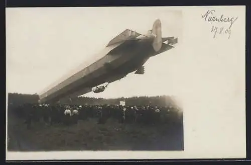 Foto-AK Nürnberg, Zeppelin über einer Menschenmenge