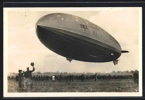 AK Zeppelin LZ129 Hindenburg beim Abheben