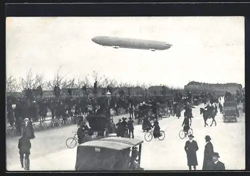 AK München, Zeppelinflug über ein Feld mit Passanten und Soldaten