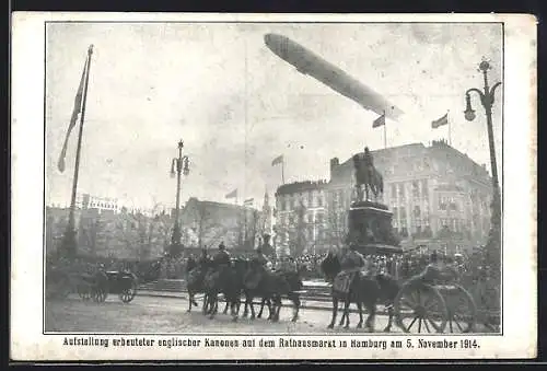 AK Hamburg, Aufstellung erbeuteter englischer Kanonen auf dem Rathausmarkt, darüber ein Zeppelin, 5.11.1914