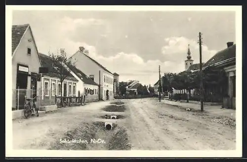 AK Schönkirchen, Strassenpartie mit Gebäudeansicht