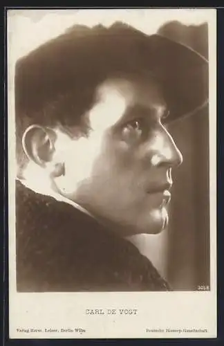 AK Schauspieler Carl de Vogt mit Hut ernst schauend