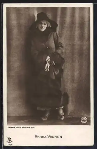 AK Schauspielerin Hedda Vernon im Kostüm auf einer Bühne