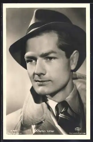 AK Schauspieler, Martin Urtel mit Hut und Mantel