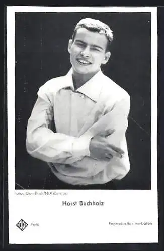 AK Schauspieler Horst Buchholz im Hemd lächelnd in die Kamera