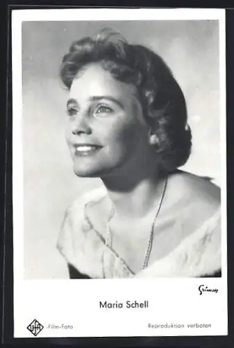 AK Schauspielerin Maria Shell lächelnd nach oben schauend