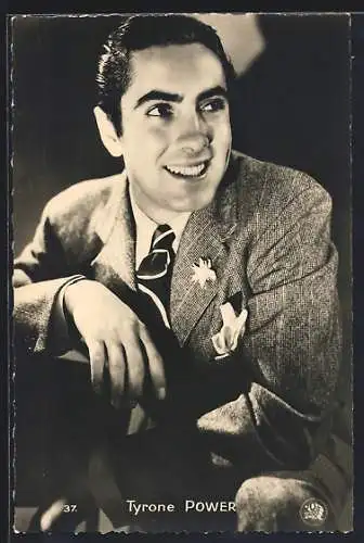 AK Schauspieler Tyrone Power im Anzug zur Seite lächelnd