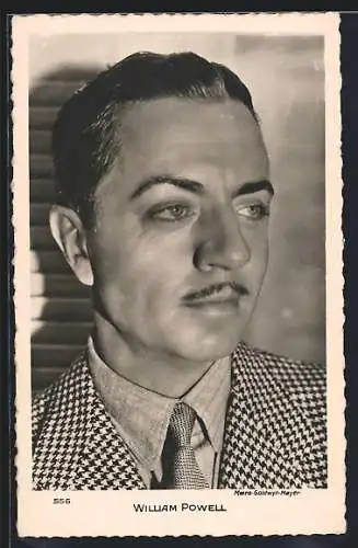 AK Schauspieler William Powell im Anzug ernst zur Seite schauend