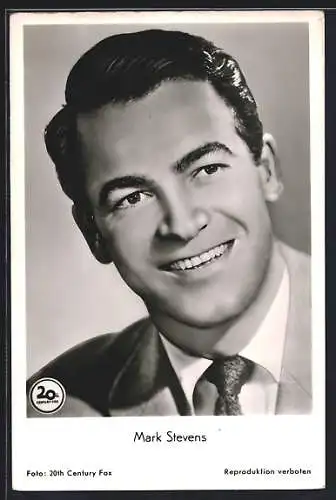 AK Schauspieler Mark Stevens lächelnd in Anzug posierend