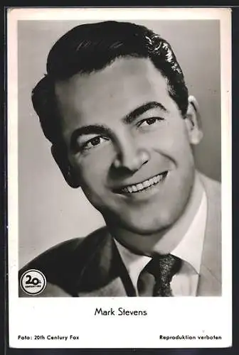 AK Schauspieler Mark Stevens lächelnd in Anzug posierend