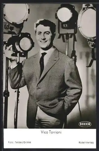 AK Schauspieler Vico Torriani schnipst mit den Fingern