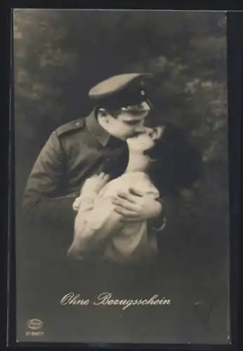 Foto-AK Amag Nr.61840 /1: Geliebter in Uniform küsst Geliebte ohne Bezugsschein