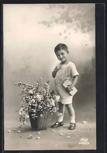 Foto-AK Amag Nr.63260 /3: Kleiner Junge an einem Korb voller Blumen