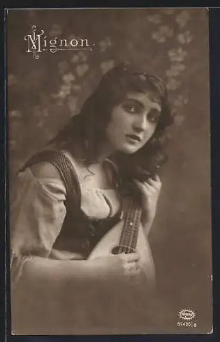 Foto-AK Amag Nr.61485 /6: Hübsches Mädchen mit ihrem Musikinstrument