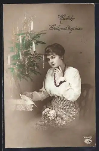 Foto-AK Amag Nr.61586 /6: Weihnachtsgrüsse, Junge Frau liest Brief unterm Weihnachtsbaum