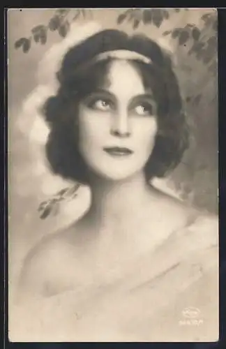 Foto-AK Amag Nr.62810 /1: Nachdenklich blickende junge Frau