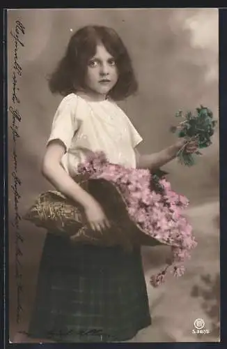 Foto-AK RPH Nr.987 /5: Mädchen mit selbst gepflückten Blumen