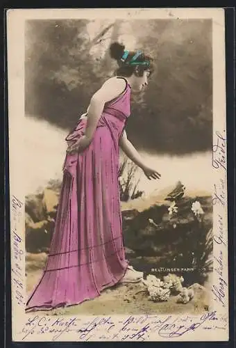 Foto-AK Atelier Reutlinger, Paris: Nr. 353, Frau beim Blumenpflücken