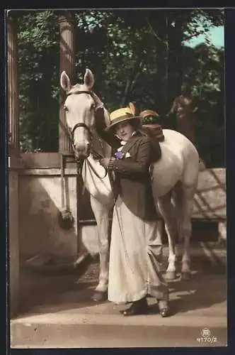 Foto-AK RPH Nr.4170 /2: Junge Frau mit tollem Hut beim Schimmel stehend