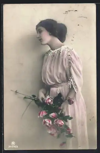 Foto-AK RPH Nr.3498 /2: Junge Frau im tollen Kleid mit einen Strauss Rosen