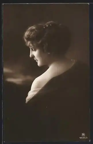Foto-AK RPH Nr.4330 /5: Junge Frau mit toller Frisur von hinten gesehen
