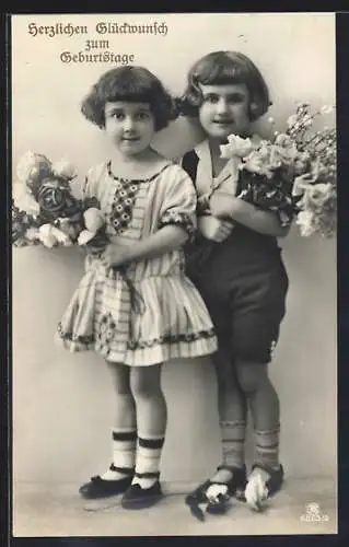 Foto-AK RPH Nr.6863 /2: Zwei Kinder mit Blumensträussen auf dem Weg zum Geburtstag