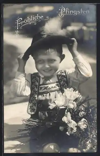 Foto-AK RPH Nr.: Fröhliche Pfingsten, Junge in Tracht mit einem Blumenstrauss