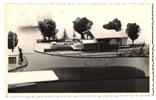 Fotografie Modell-Eisenbahn, Güterwaggon & LKW-Pritsche