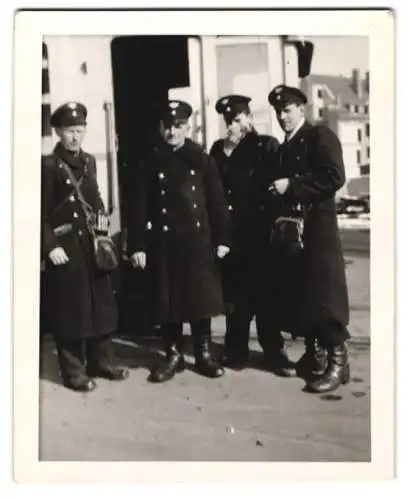 Fotografie Strassenbahn - Schaffner in Uniform