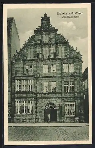 AK Hameln a. d. Weser, Rattenfängerhaus und Mann