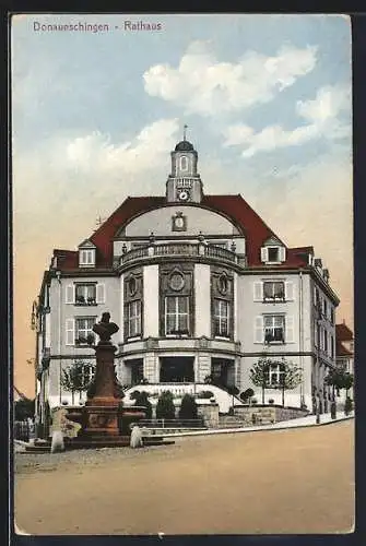 AK Donaueschingen, Rathaus mit Denkmal