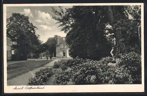 AK Aurich /Ostfriesland, Strassenpartie mit Statue