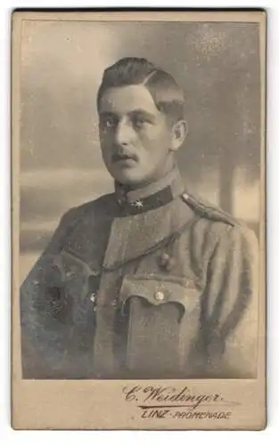 Fotografie C. Weidinger, Linz, Österreichischer K.u.K. Soldat in Uniform mit Schützenschnur