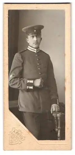 Fotografie A. Regis, Berlin, Prinzenstr. 44, Signalgeber eines Eisenbahnregiments in Garde-Uniform mit Mütze