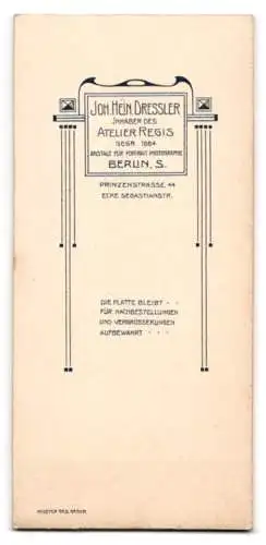 Fotografie A. Regis, Berlin, Prinzenstr. 44, Signalgeber eines Eisenbahnregiments in Garde-Uniform mit Mütze