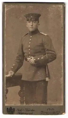 Fotografie Joh. Harder, Celle, Hannoverschestr. 16, Junger Soldat des 77. Regiments in Uniform