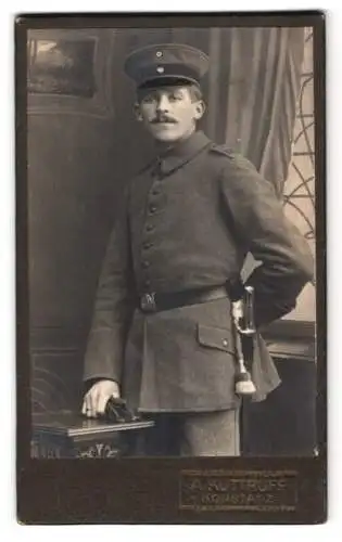 Fotografie A. Kuttruff, Konstanz, Junger Soldat in Uniform Rgt. 111 mit Bajonett und Portepee