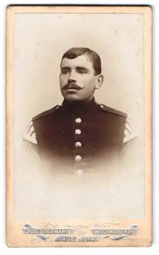 Fotografie Jos. Stegmann, Mülhausen i. E., Vaubanstrasse, Militär-Musikant in Uniform mit Schwalbennestern, 14. Regiment