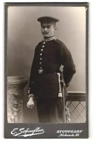 Fotografie E. Scheufler, Stuttgart, Neckarstr. 84, Soldat in Gardeuniform mit Säbel und Portepee