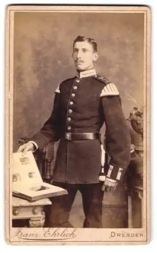 Fotografie Franz Ehrlich, Dresden, Königsbrückerstr. 50, Junger Militärmusikant in Gardeuniform, Bajonett und Portepee