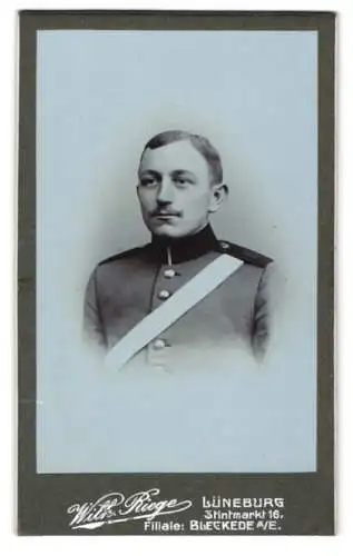 Fotografie Wilh. Riege, Lüneburg, Stintmarkt 16, Junger Soldat des 16. Regiments in Uniform mit weisser Schärpe