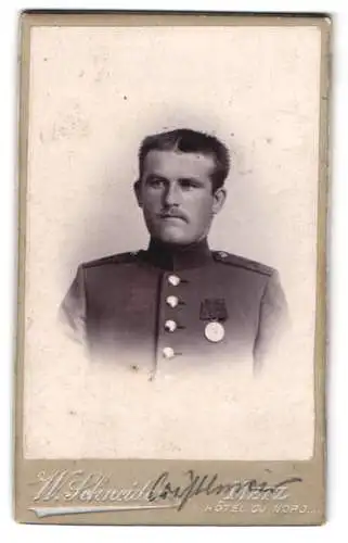 Fotografie W. Schneider, Metz, Junger Soldat in Uniform Rgt. 8 mit einer Zentenarmedaille