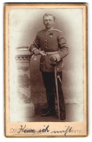 Fotografie Wilh. Berger, Metz, Junger Soldat in Uniform mit Zentenarmedaille, Säbel und Portepee